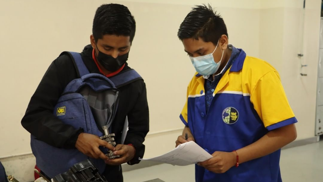 Estudiantes de la UPS capacitan a dueños de talleres automotrices en Guayaquil