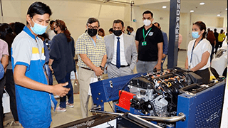 Estudiante de Ingeniería Automotriz expone la maquinaria que posee la carrera a los representantes de empresas